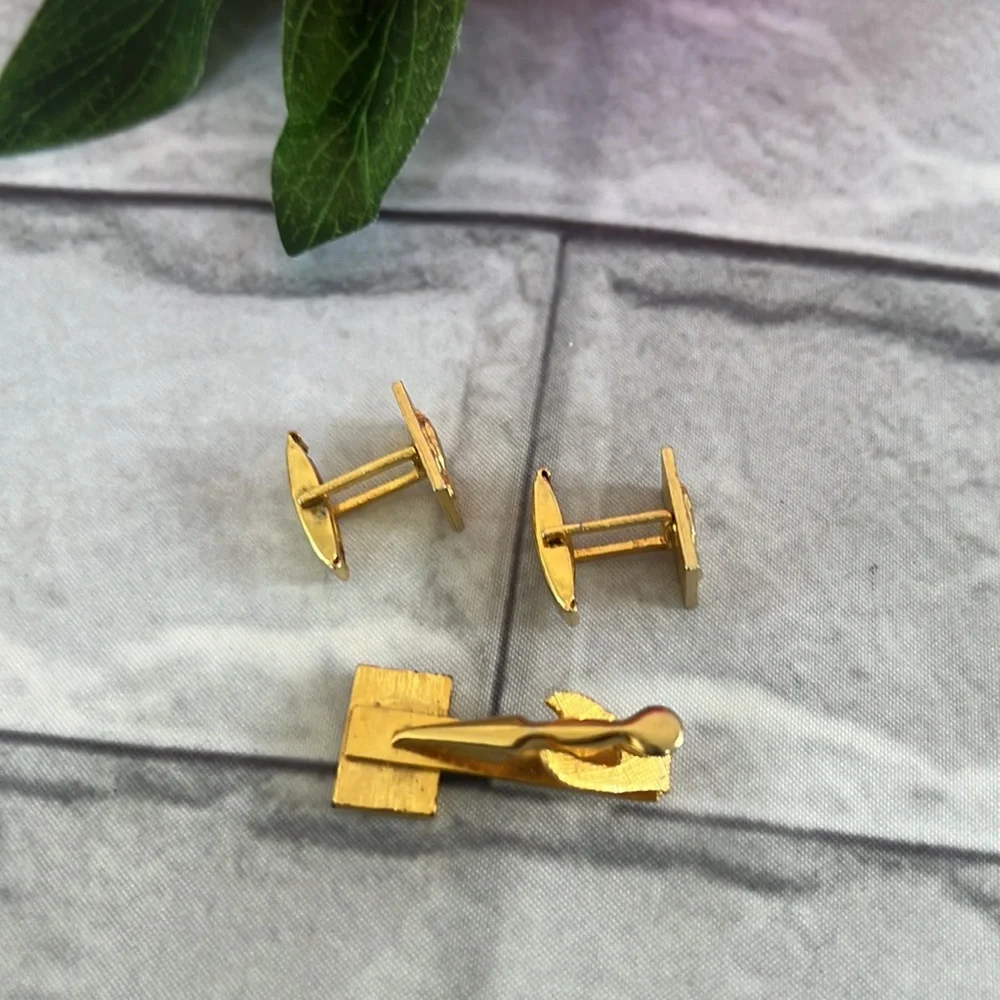 Vintage 1960’s Praying 🙏🏽 Hands cuff links & tie clip bar Christian, catholic